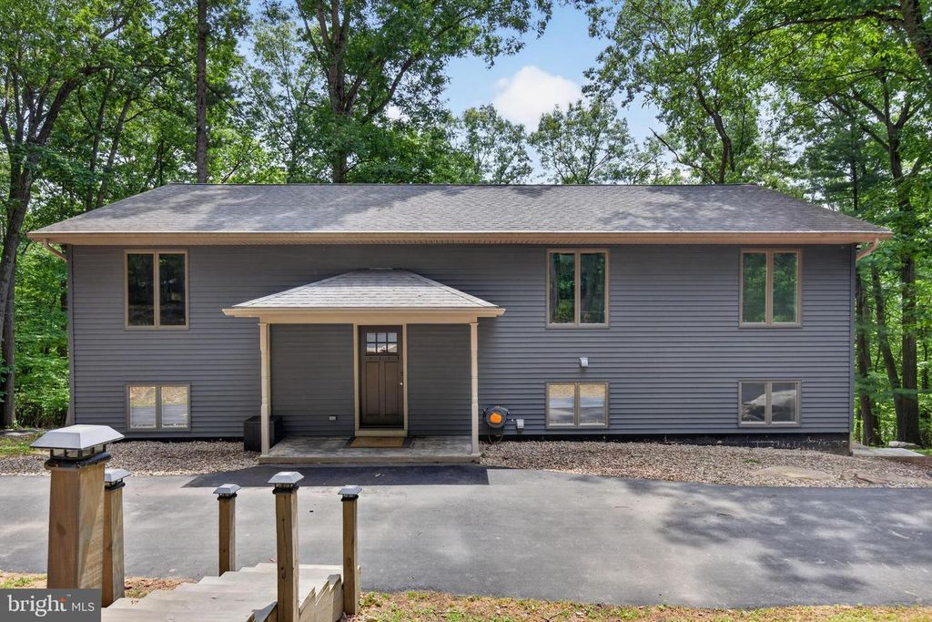 141 HUCKLEBERRY LN, Harrisburg, PA 17112