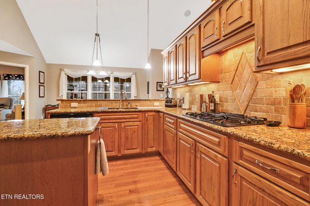 33 Hemlock Court, Crossville, TN 38558