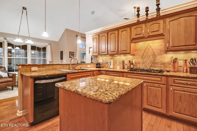 33 Hemlock Court, Crossville, TN 38558