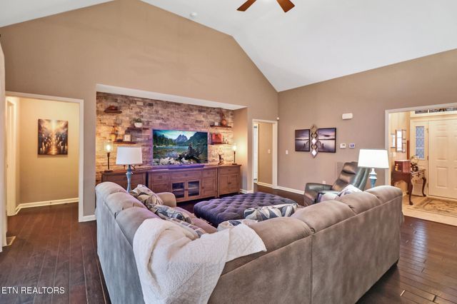 33 Hemlock Court, Crossville, TN 38558