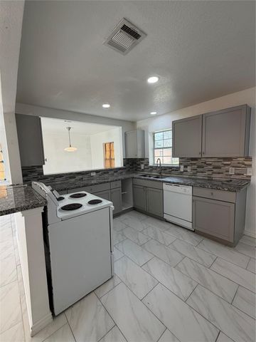9210 Tacquard Drive, Hitchcock, TX 77563