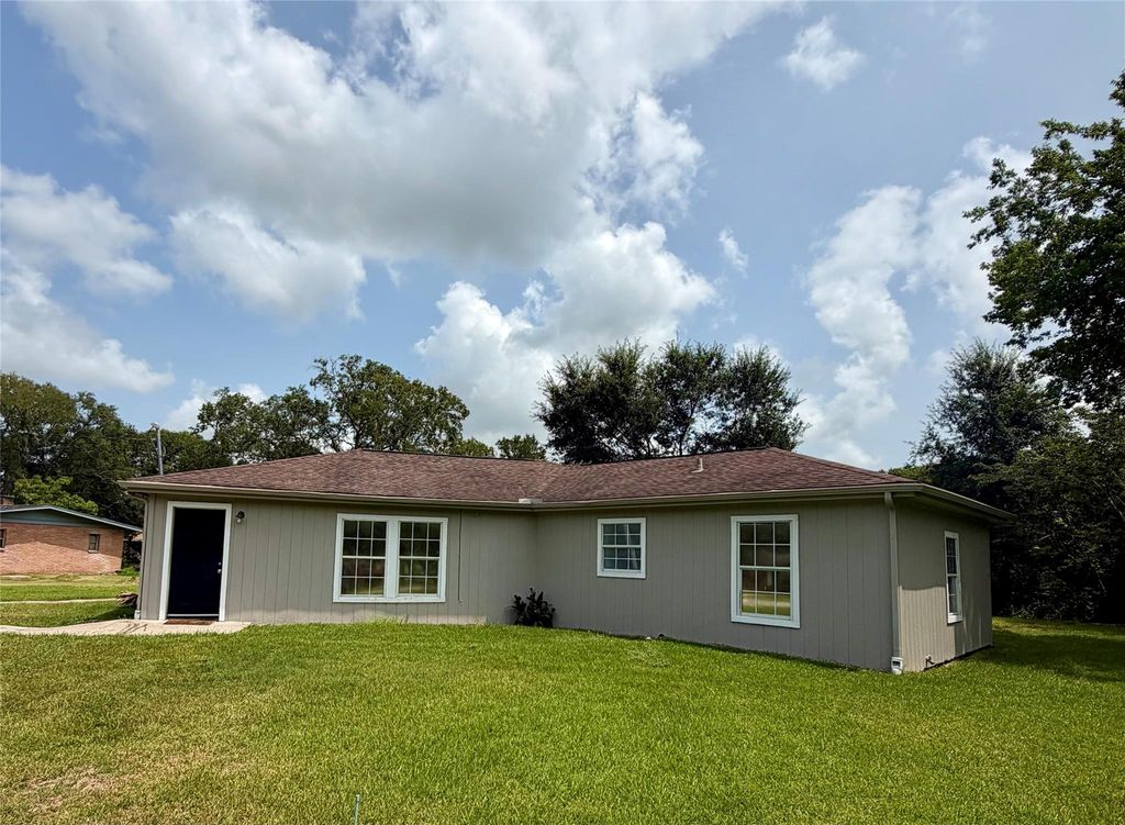 9210 Tacquard Drive, Hitchcock, TX 77563
