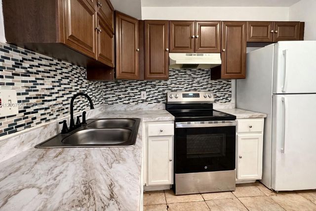 3700 NW 21st St 109, Lauderdale Lakes, FL 33311