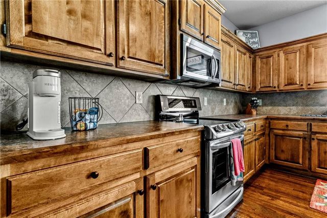 2221 SW Hawk View Road, Lee's Summit, MO 64082