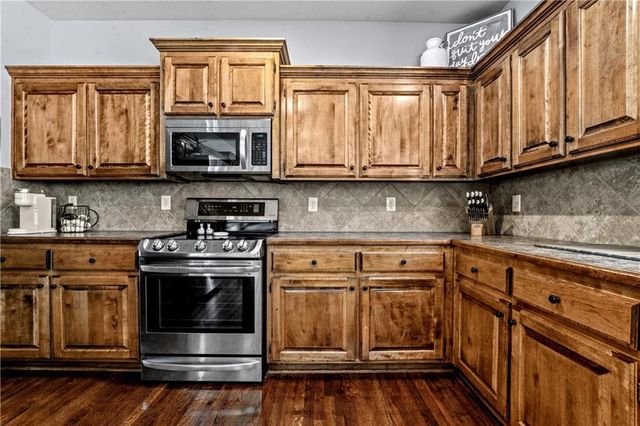 2221 SW Hawk View Road, Lee's Summit, MO 64082