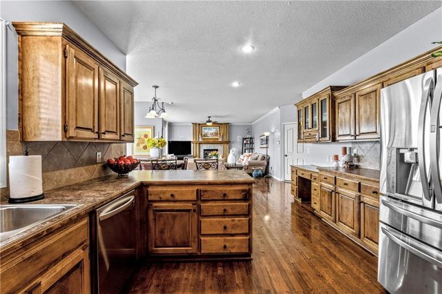 2221 SW Hawk View Road, Lee's Summit, MO 64082