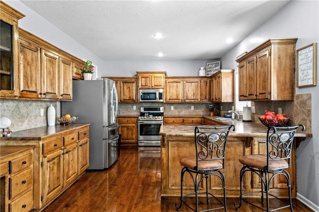 2221 SW Hawk View Road, Lee's Summit, MO 64082