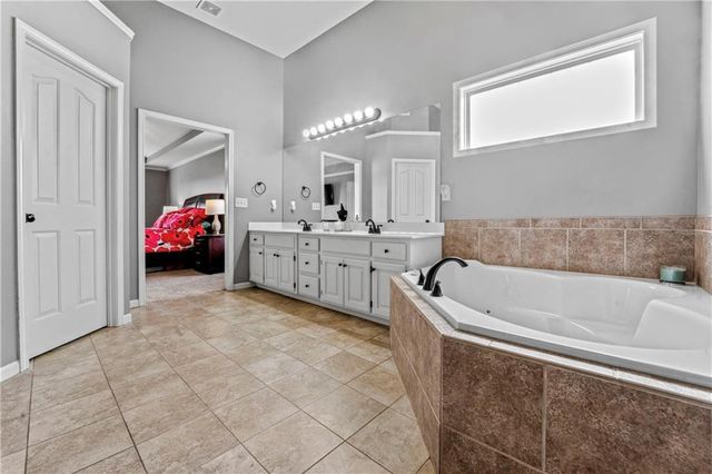 2221 SW Hawk View Road, Lee's Summit, MO 64082