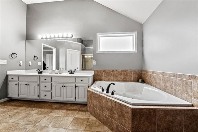 2221 SW Hawk View Road, Lee's Summit, MO 64082