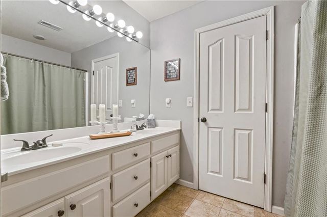 2221 SW Hawk View Road, Lee's Summit, MO 64082