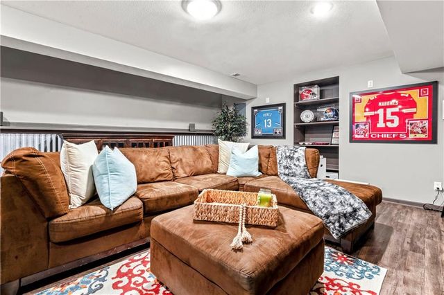 2221 SW Hawk View Road, Lee's Summit, MO 64082