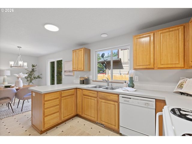 13034 Se SHERMAN St, Portland, OR 97233