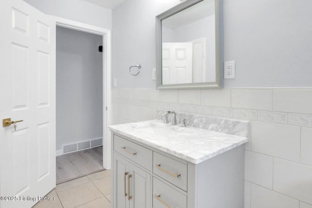 2130 West Ln, Louisville, KY 40216