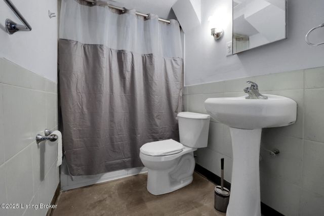 2130 West Ln, Louisville, KY 40216