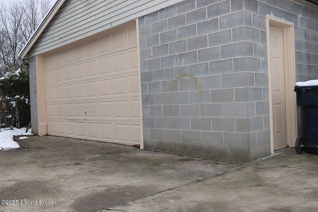 2130 West Ln, Louisville, KY 40216