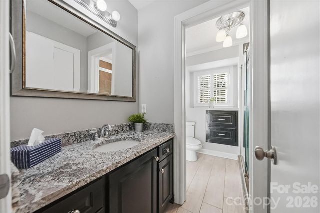 1215 6th Street NW, Hickory, NC 28601