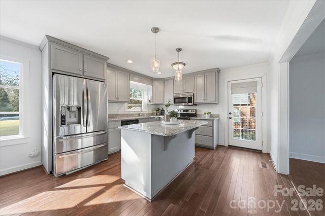 1215 6th Street NW, Hickory, NC 28601