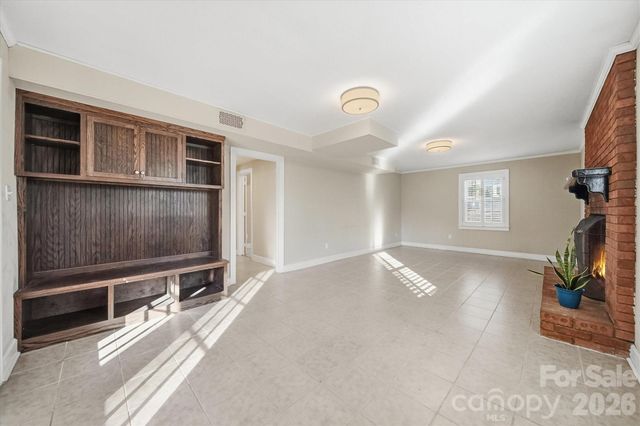 1215 6th Street NW, Hickory, NC 28601