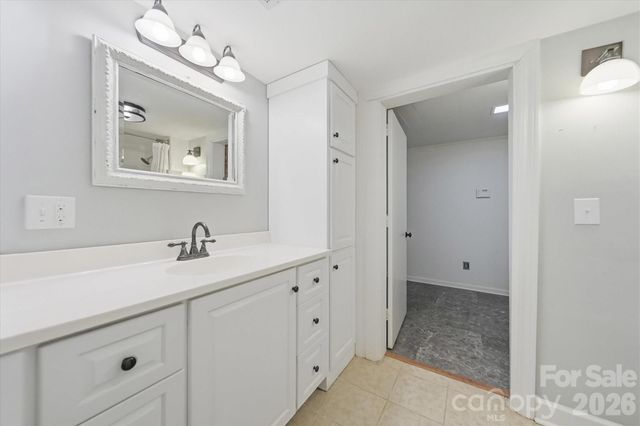 1215 6th Street NW, Hickory, NC 28601