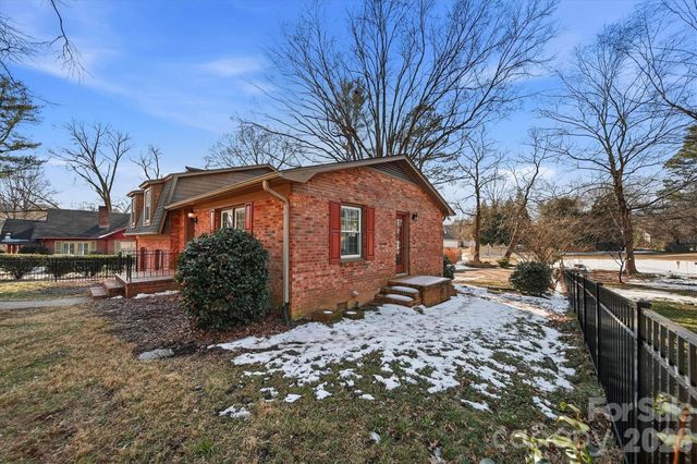 1215 6th Street NW, Hickory, NC 28601