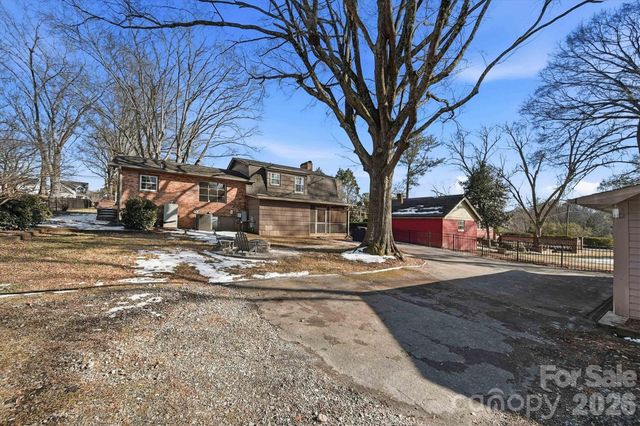 1215 6th Street NW, Hickory, NC 28601