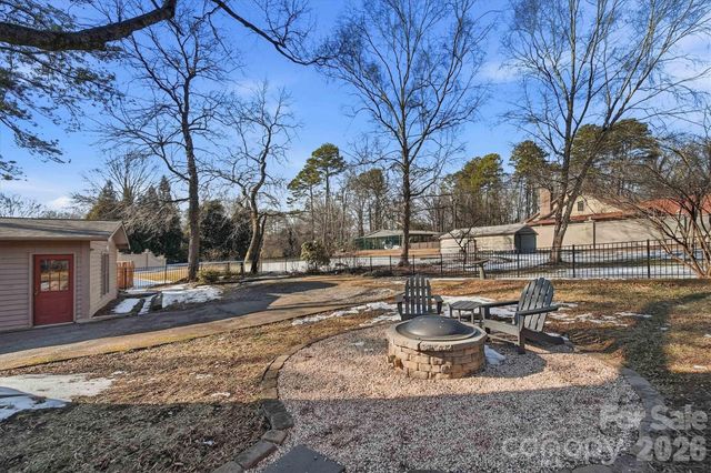 1215 6th Street NW, Hickory, NC 28601