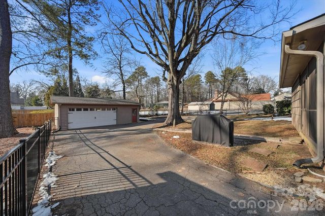 1215 6th Street NW, Hickory, NC 28601