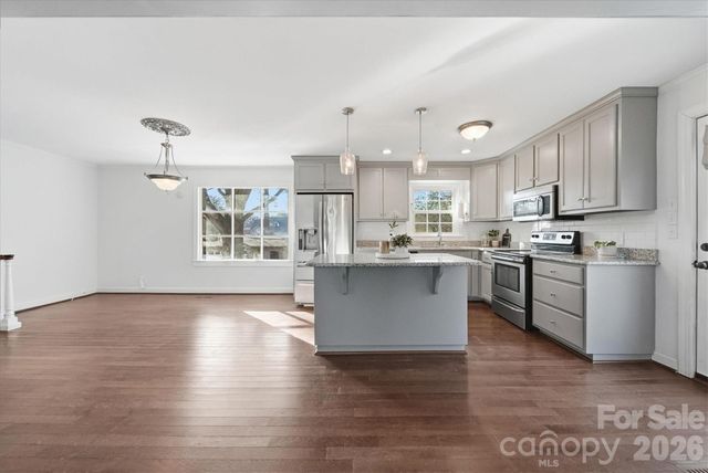 1215 6th Street NW, Hickory, NC 28601