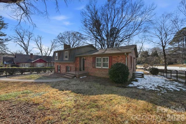 1215 6th Street NW, Hickory, NC 28601