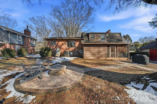 1215 6th Street NW, Hickory, NC 28601