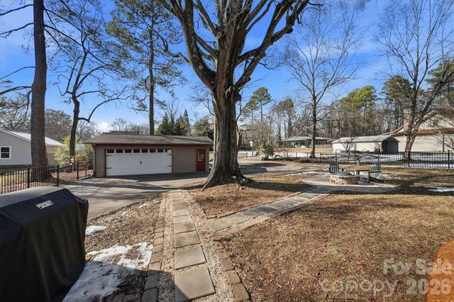 1215 6th Street NW, Hickory, NC 28601