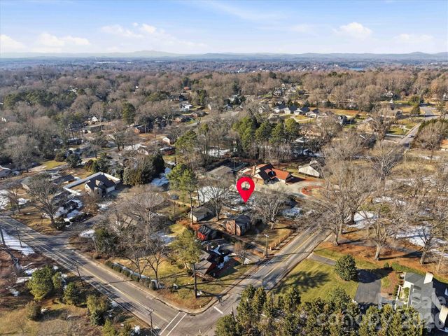 1215 6th Street NW, Hickory, NC 28601