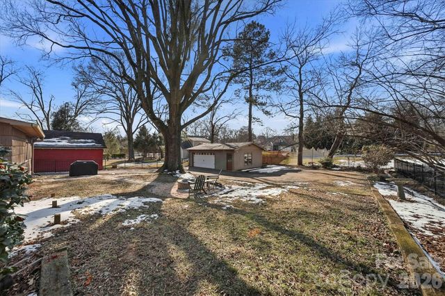 1215 6th Street NW, Hickory, NC 28601