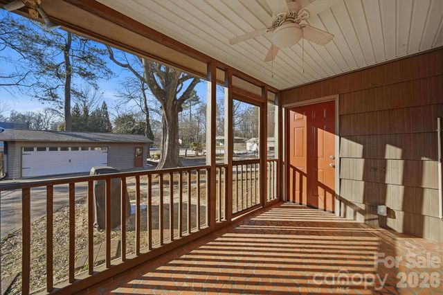 1215 6th Street NW, Hickory, NC 28601