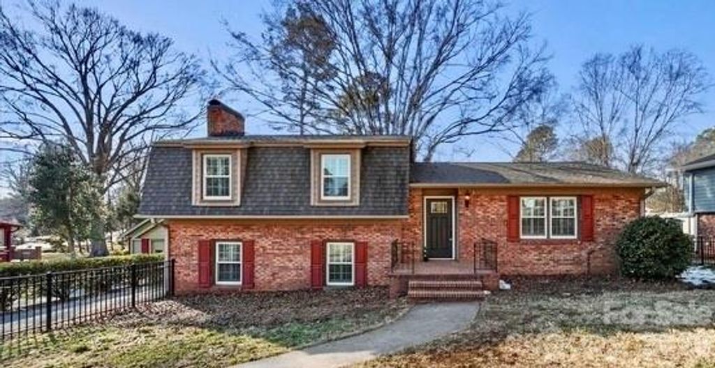 1215 6th Street NW, Hickory, NC 28601