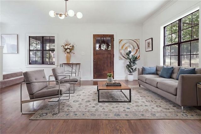10107 E 11th Street, Independence, MO 64053