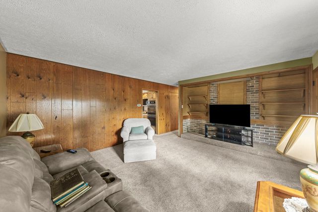 15112 Raday Drive, Midlothian, IL 60445