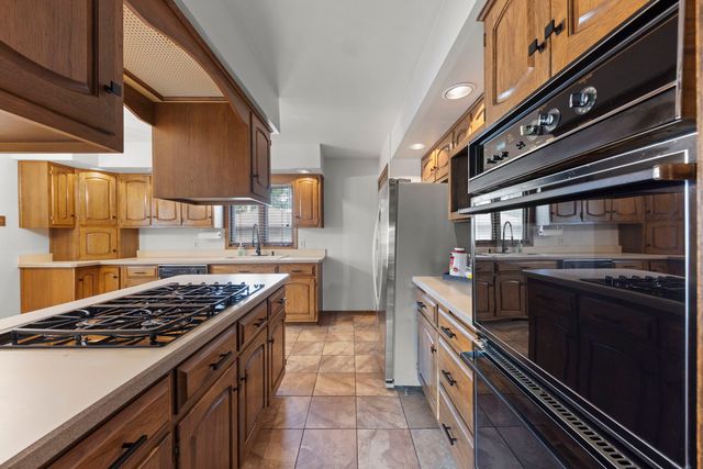 15112 Raday Drive, Midlothian, IL 60445