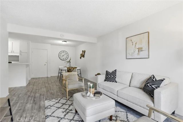18620 Hatteras 276, Tarzana, CA 91356