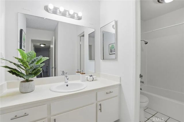 18620 Hatteras 276, Tarzana, CA 91356