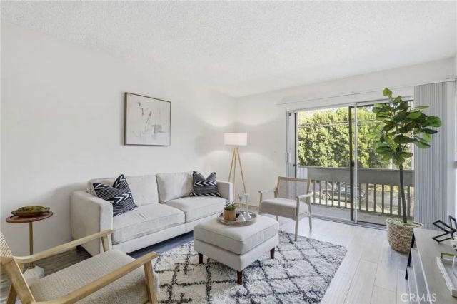18620 Hatteras 276, Tarzana, CA 91356