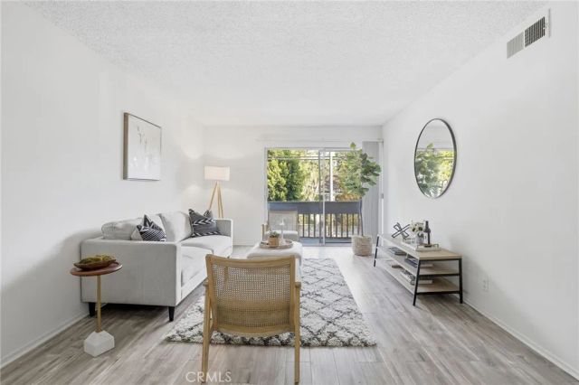 18620 Hatteras 276, Tarzana, CA 91356