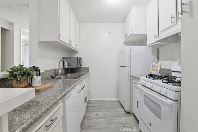 18620 Hatteras 276, Tarzana, CA 91356