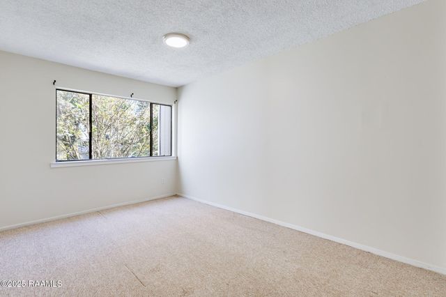 35 Larkspur Lane, Lafayette, LA 70507