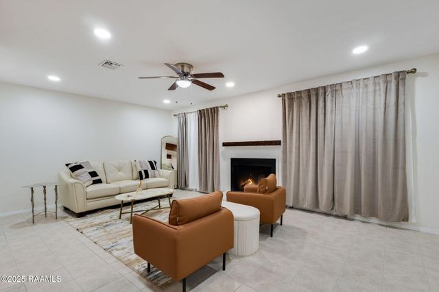 35 Larkspur Lane, Lafayette, LA 70507