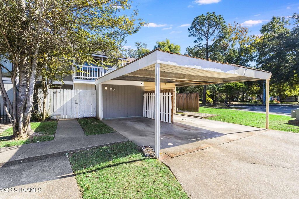 35 Larkspur Lane, Lafayette, LA 70507