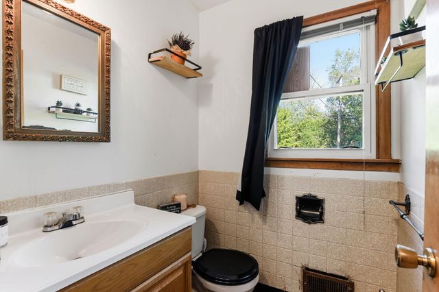 2510 Cavell Avenue N, Golden Valley, MN 55427
