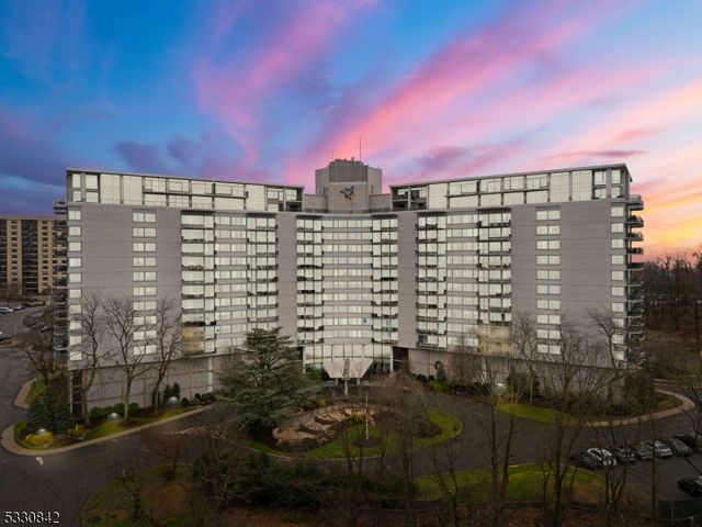 1 Claridge Dr 111, Verona Twp., NJ 07044