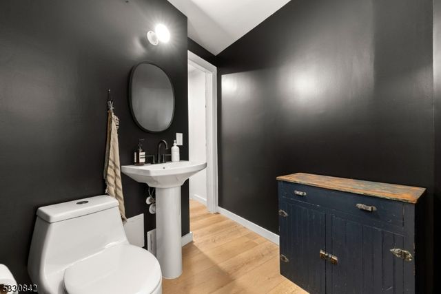 1 Claridge Dr 111, Verona Twp., NJ 07044