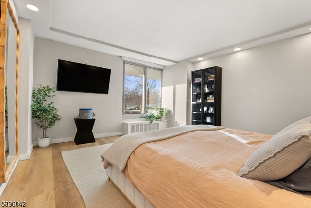 1 Claridge Dr 111, Verona Twp., NJ 07044